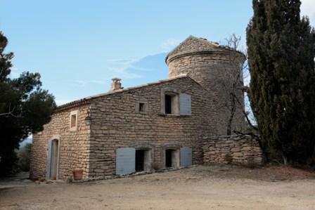 Moulin aggrandi à Gordes, en bordure de village